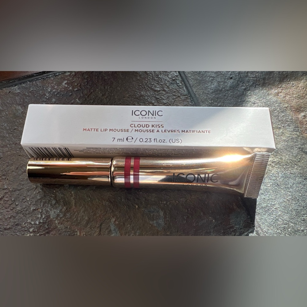 Iconic London Cloud Kiss Matte Lip mousse lip color.  Vixen NIB